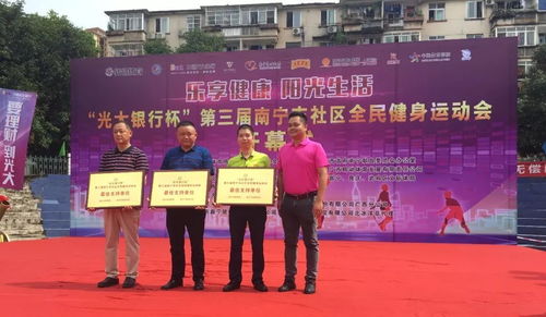 这几天,南宁一大波人聚集这里 年龄跨度从6岁到70岁 只为了这件事